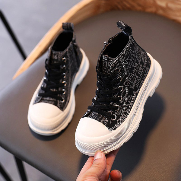 Παιδικά αθλητικά παπούτσια με επιγραφές και κορδόνια