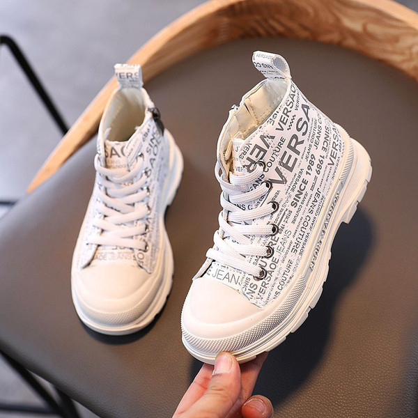 Παιδικά αθλητικά παπούτσια με επιγραφές και κορδόνια