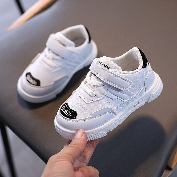 Öko bőrből készült gyerek tornacipő matricával lányoknak és fiúknak