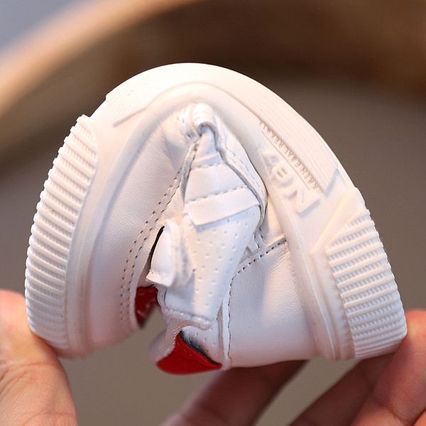 Öko bőrből készült gyerek tornacipő matricával lányoknak és fiúknak