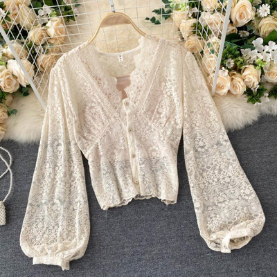 Moderns sieviešu mežģīņu krekls ar pogām un špica kakla izgriezumu