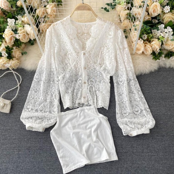 Moderns sieviešu mežģīņu krekls ar pogām un špica kakla izgriezumu