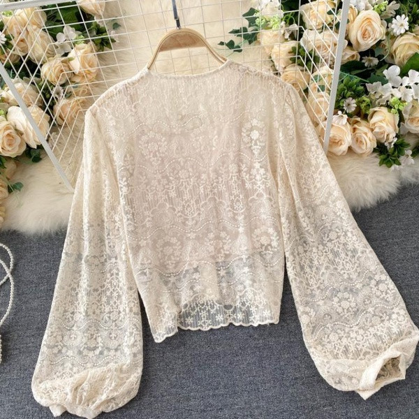 Moderns sieviešu mežģīņu krekls ar pogām un špica kakla izgriezumu