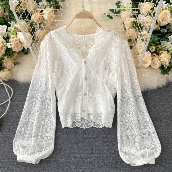 Moderns sieviešu mežģīņu krekls ar pogām un špica kakla izgriezumu