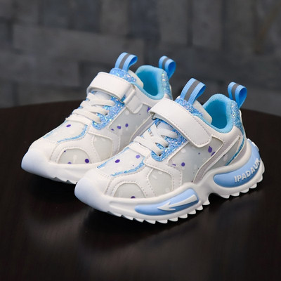 Légáteresztő gyerek tornacipő matricával lányoknak és fiúknak