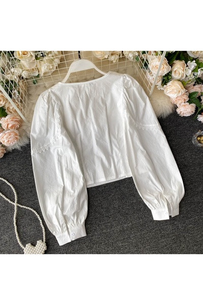 Kaasaegne naiste särk pitsi ja ruudukujulise kaelusega must-valge