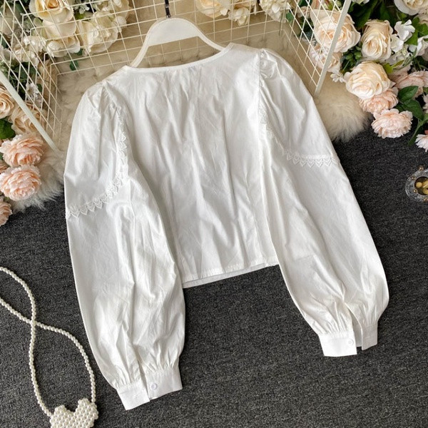 Kaasaegne naiste särk pitsi ja ruudukujulise kaelusega must-valge