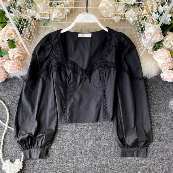 Kaasaegne naiste särk pitsi ja ruudukujulise kaelusega must-valge