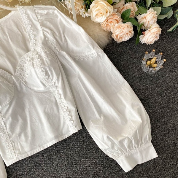 Kaasaegne naiste särk pitsi ja ruudukujulise kaelusega must-valge