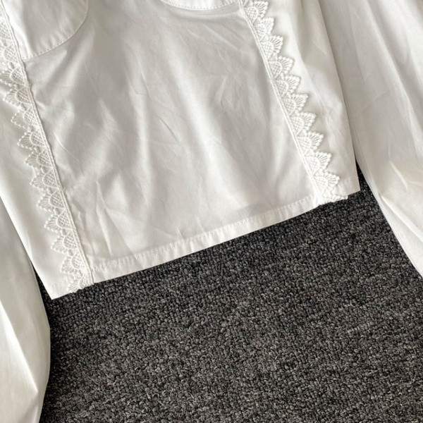 Kaasaegne naiste särk pitsi ja ruudukujulise kaelusega must-valge