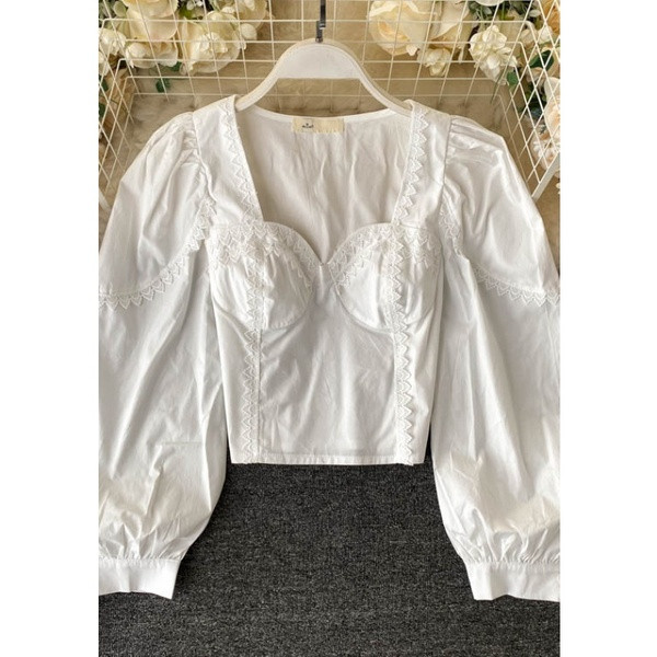 Kaasaegne naiste särk pitsi ja ruudukujulise kaelusega must-valge