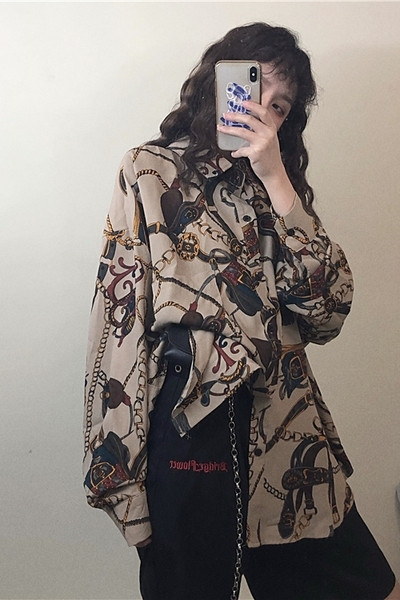 Stílusos női ing hosszú ujjal és klasszikus gallérral