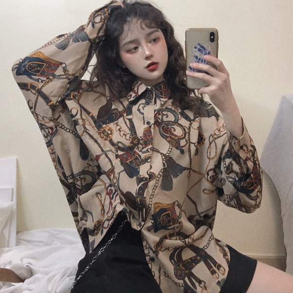 Stílusos női ing hosszú ujjal és klasszikus gallérral