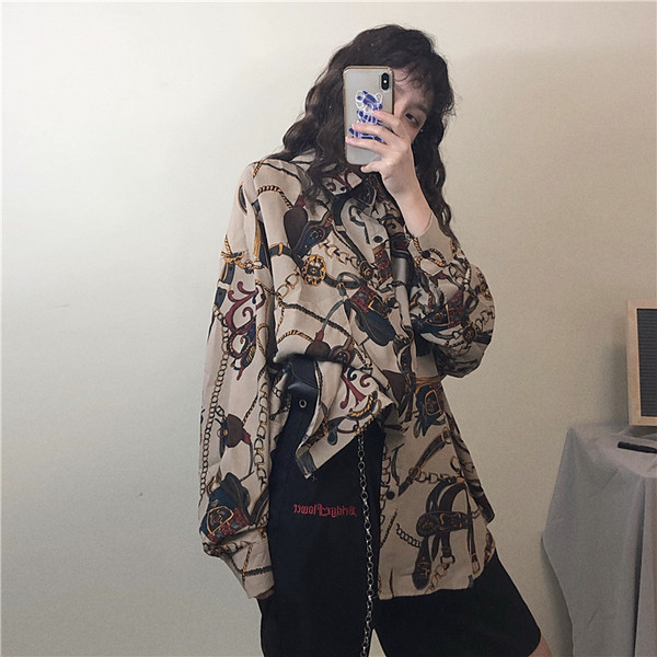 Stílusos női ing hosszú ujjal és klasszikus gallérral