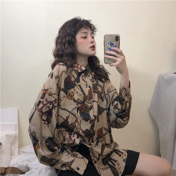 Stílusos női ing hosszú ujjal és klasszikus gallérral