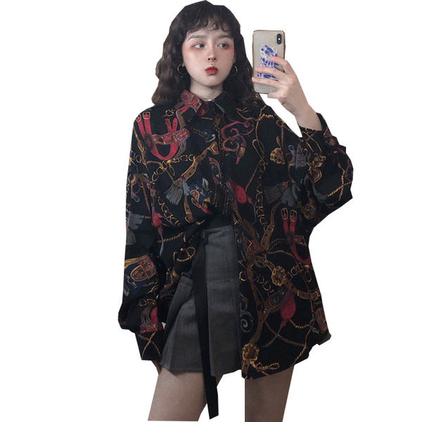 Stílusos női ing hosszú ujjal és klasszikus gallérral