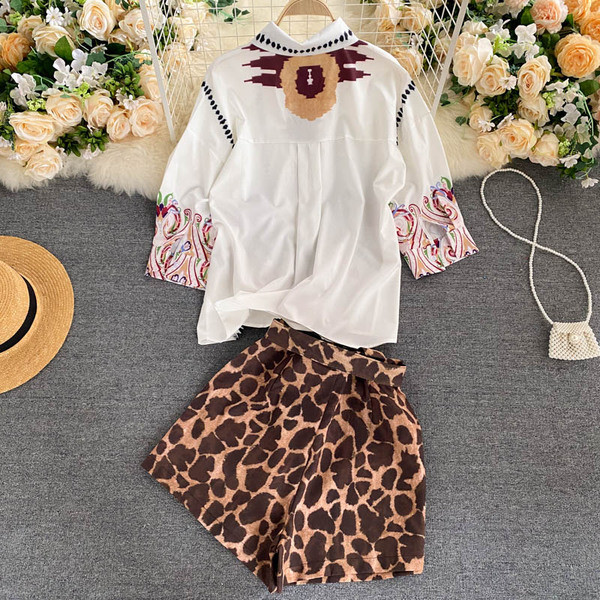 Modern női ing etnikai motívumokkal és leopárdmintás nadrág