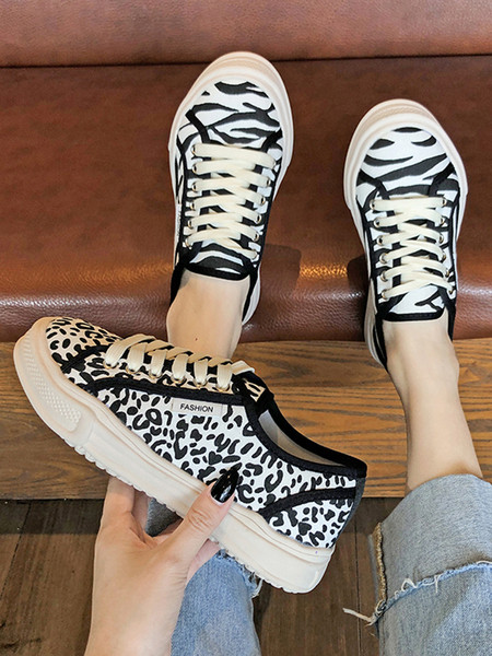 Alkalmi női tornacipő lapos talppal, állatmintával