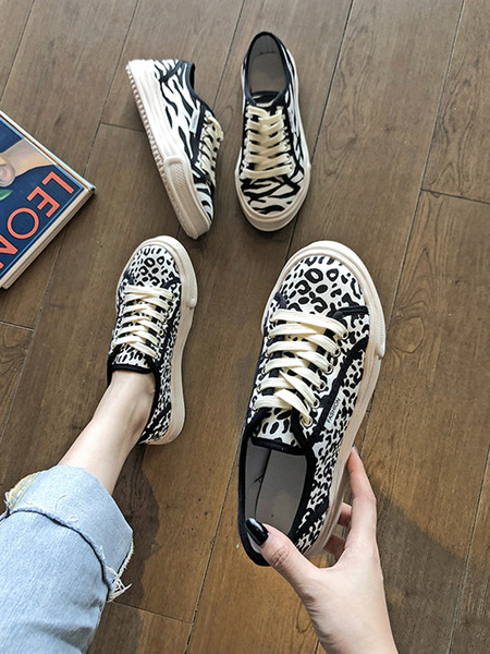 Alkalmi női tornacipő lapos talppal, állatmintával