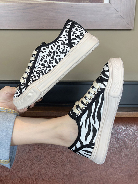 Alkalmi női tornacipő lapos talppal, állatmintával