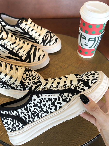 Alkalmi női tornacipő lapos talppal, állatmintával