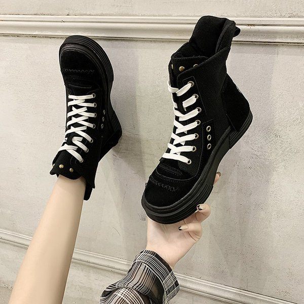 Uus kõrgete naiste tossude mudel ökoseemisnahast paeltega