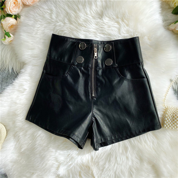 Κομψά γυναικεία σορτς με ψηλή μέση από οικολογικό δέρμα