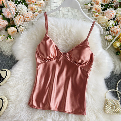 Modern női felső vékony pántokkal és spitz nyakkivágással