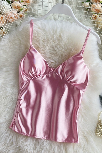 Modern női felső vékony pántokkal és spitz nyakkivágással