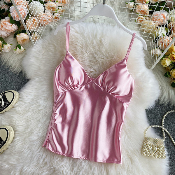 Modern női felső vékony pántokkal és spitz nyakkivágással