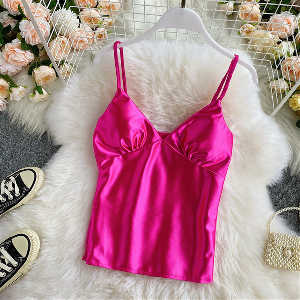 Modern női felső vékony pántokkal és spitz nyakkivágással