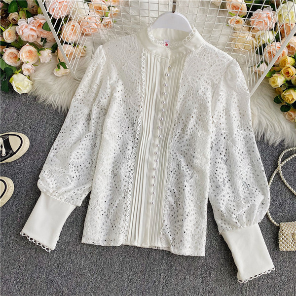 Stilīgs sieviešu krekls ar garām piedurknēm un pogām