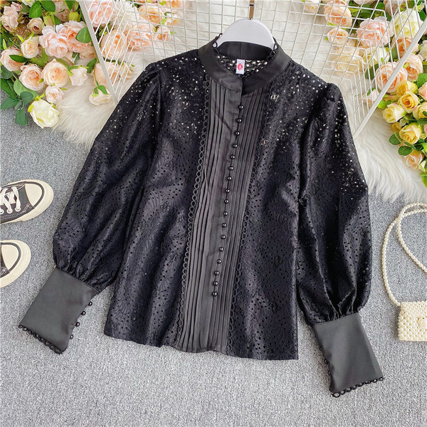 Stilīgs sieviešu krekls ar garām piedurknēm un pogām