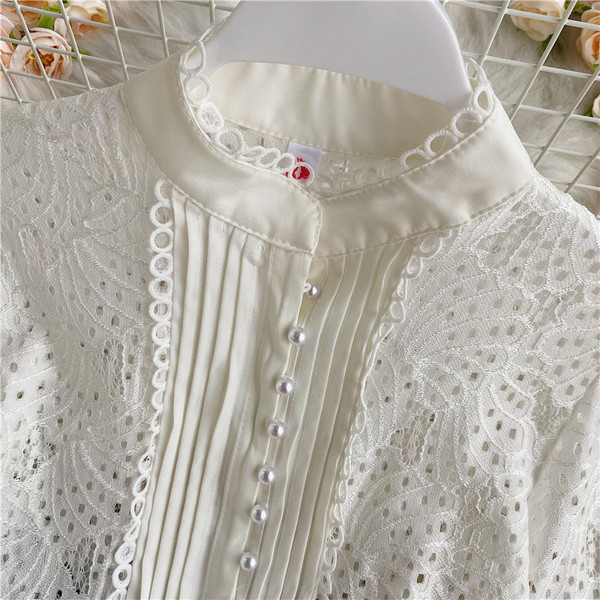 Stilīgs sieviešu krekls ar garām piedurknēm un pogām