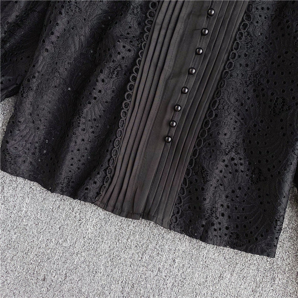 Stilīgs sieviešu krekls ar garām piedurknēm un pogām