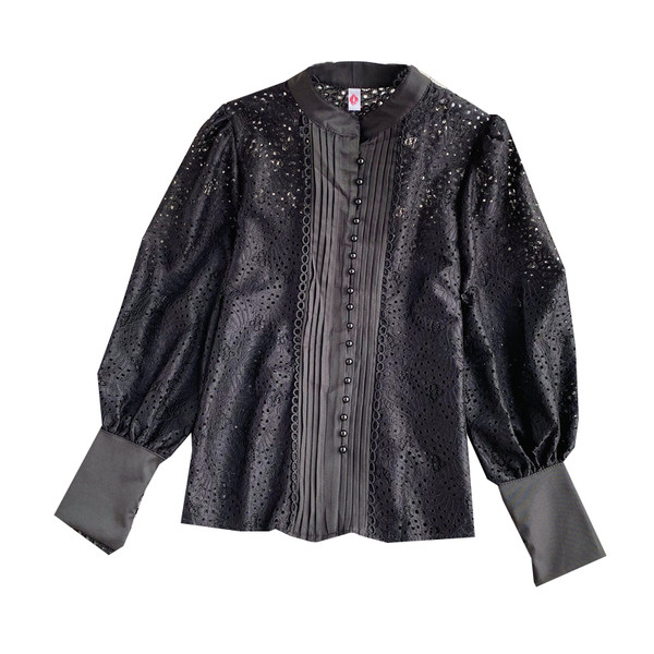 Stilīgs sieviešu krekls ar garām piedurknēm un pogām