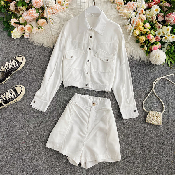 Μοντέρνο γυναικείο σετ - πουκάμισο και σορτς