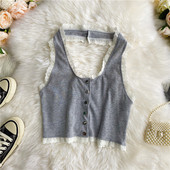 Napi rövid női felső gombokkal és csipkével