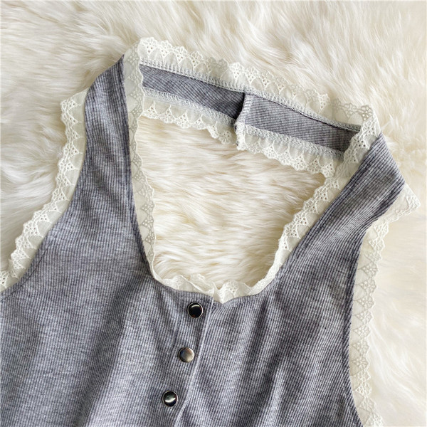 Napi rövid női felső gombokkal és csipkével