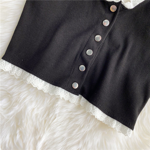 Napi rövid női felső gombokkal és csipkével