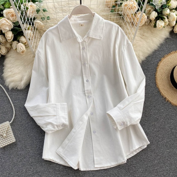 Mitmes värvitoonis klassikalise kraega naiste vabaajasärk