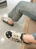 Modern női tornacipő leopárd mintával, lapos talppal