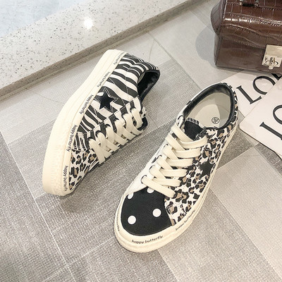 Modern női tornacipő leopárd mintával, lapos talppal