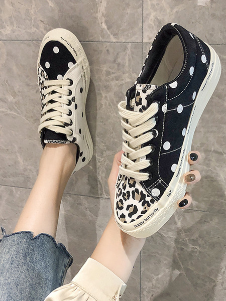 Modern női tornacipő leopárd mintával, lapos talppal