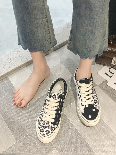 Modern női tornacipő leopárd mintával, lapos talppal
