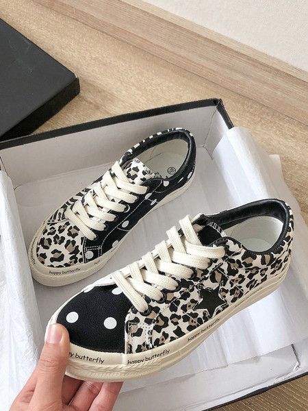 Modern női tornacipő leopárd mintával, lapos talppal