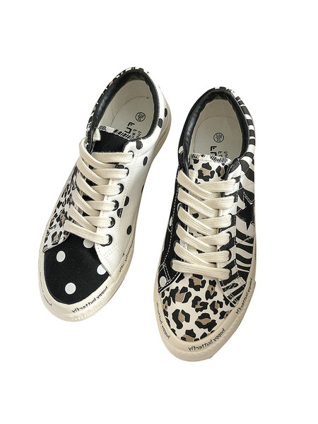 Modern női tornacipő leopárd mintával, lapos talppal