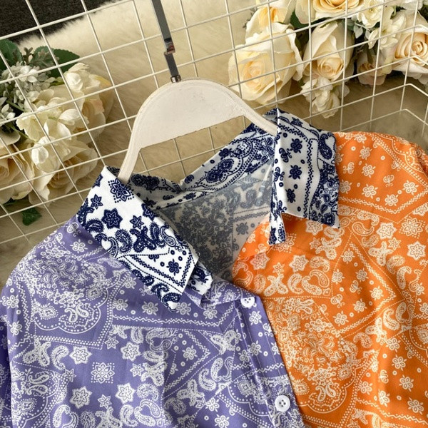 Naiste vabaajasärk klassikalise krae ja kolme värvi nööpidega