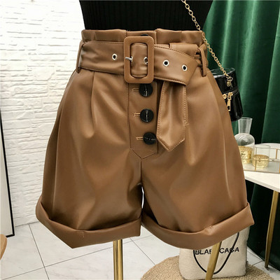 Γυναικεία σορτς από οικολογικό δέρμα με υψηλή μέση και ζώνη