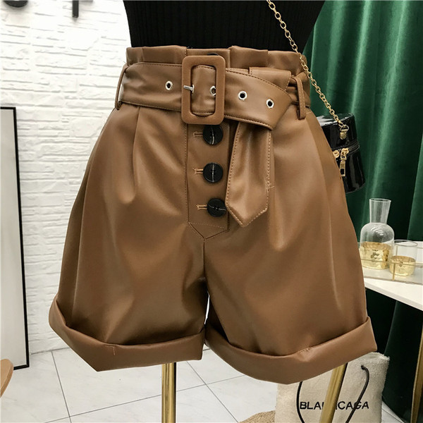 Γυναικεία σορτς από οικολογικό δέρμα με υψηλή μέση και ζώνη